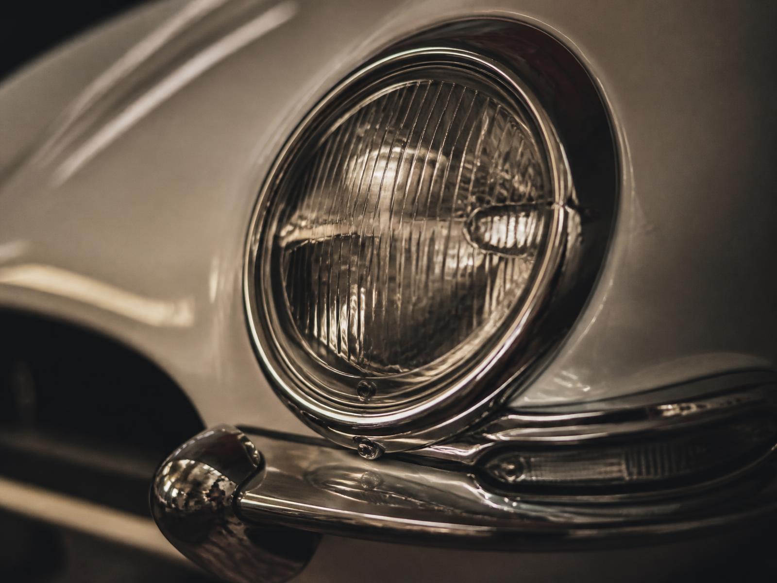 Detalle del faro cromado del coche que estamos documentando para el próximo número